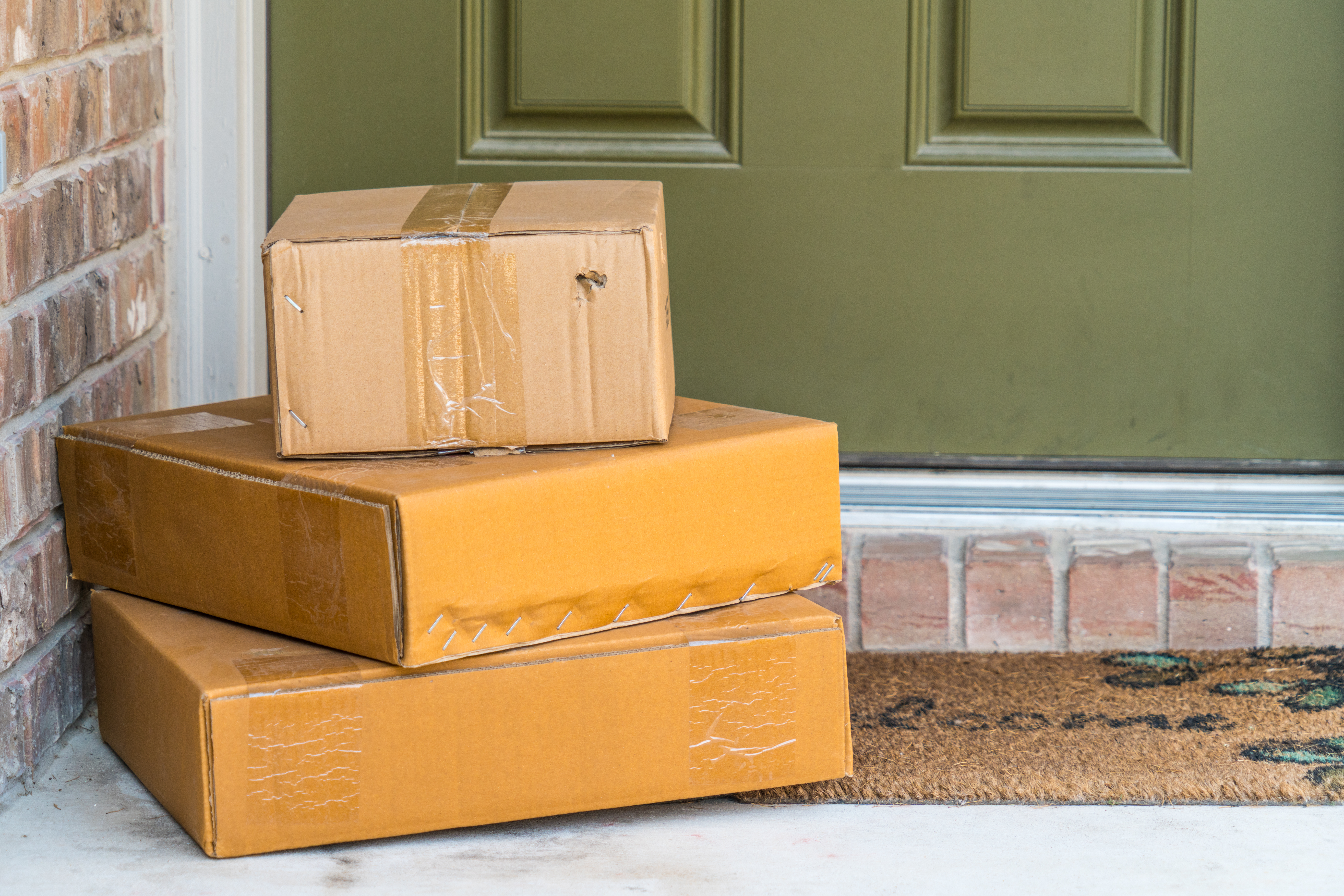 Package,Delivery,On,Doorstep.,Boxes,And,Postal,Delivery,On,Modern