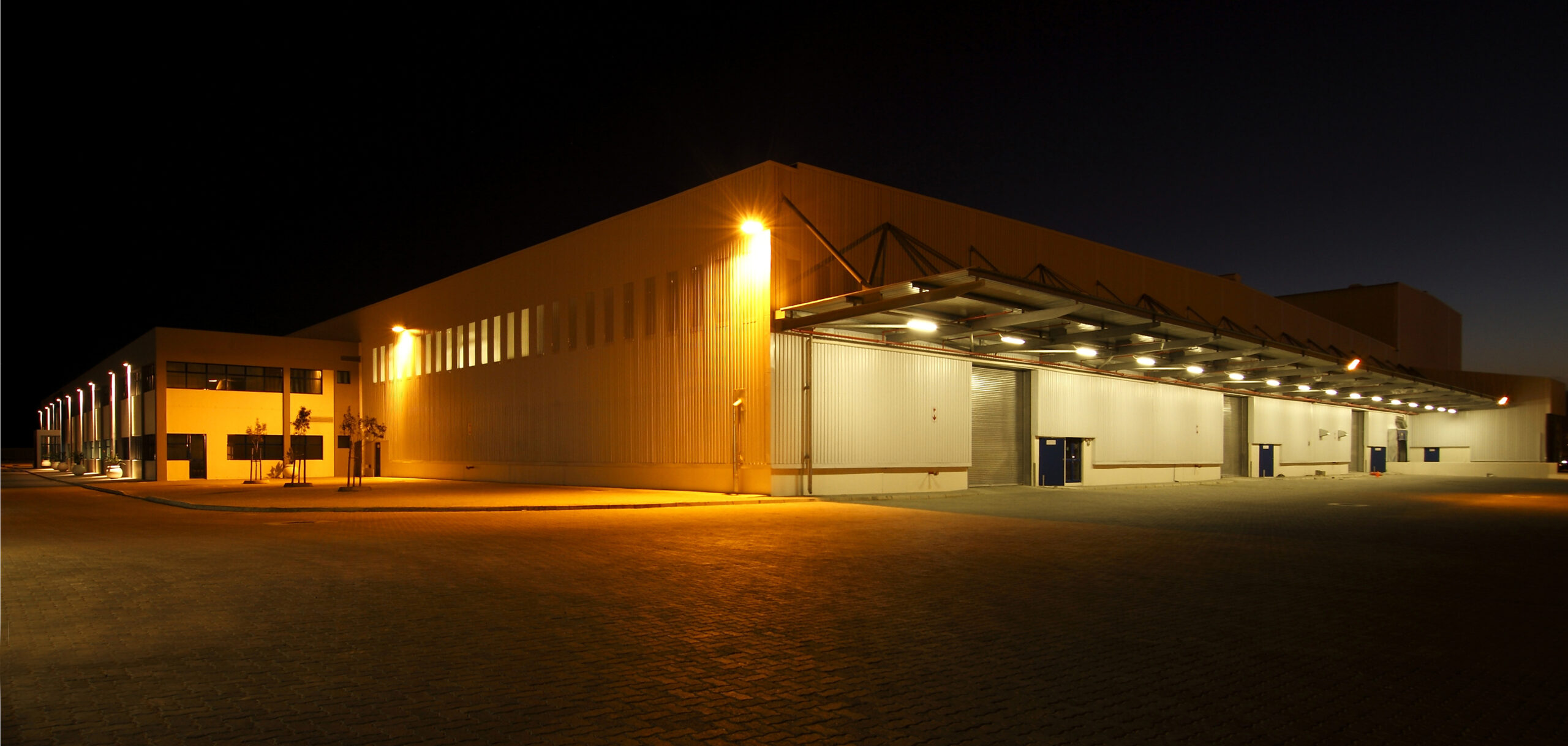 Wide,Angle,View,Of,A,Modern,Warehouse,At,Night,In